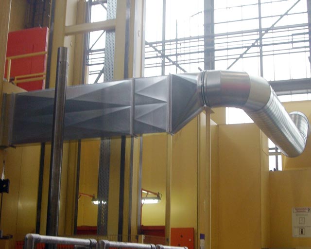 LTA Luftfilter AC 3061-V-A an einem Dörries Scharmann Bearbeitungszentrum, Abluftverrohrung
