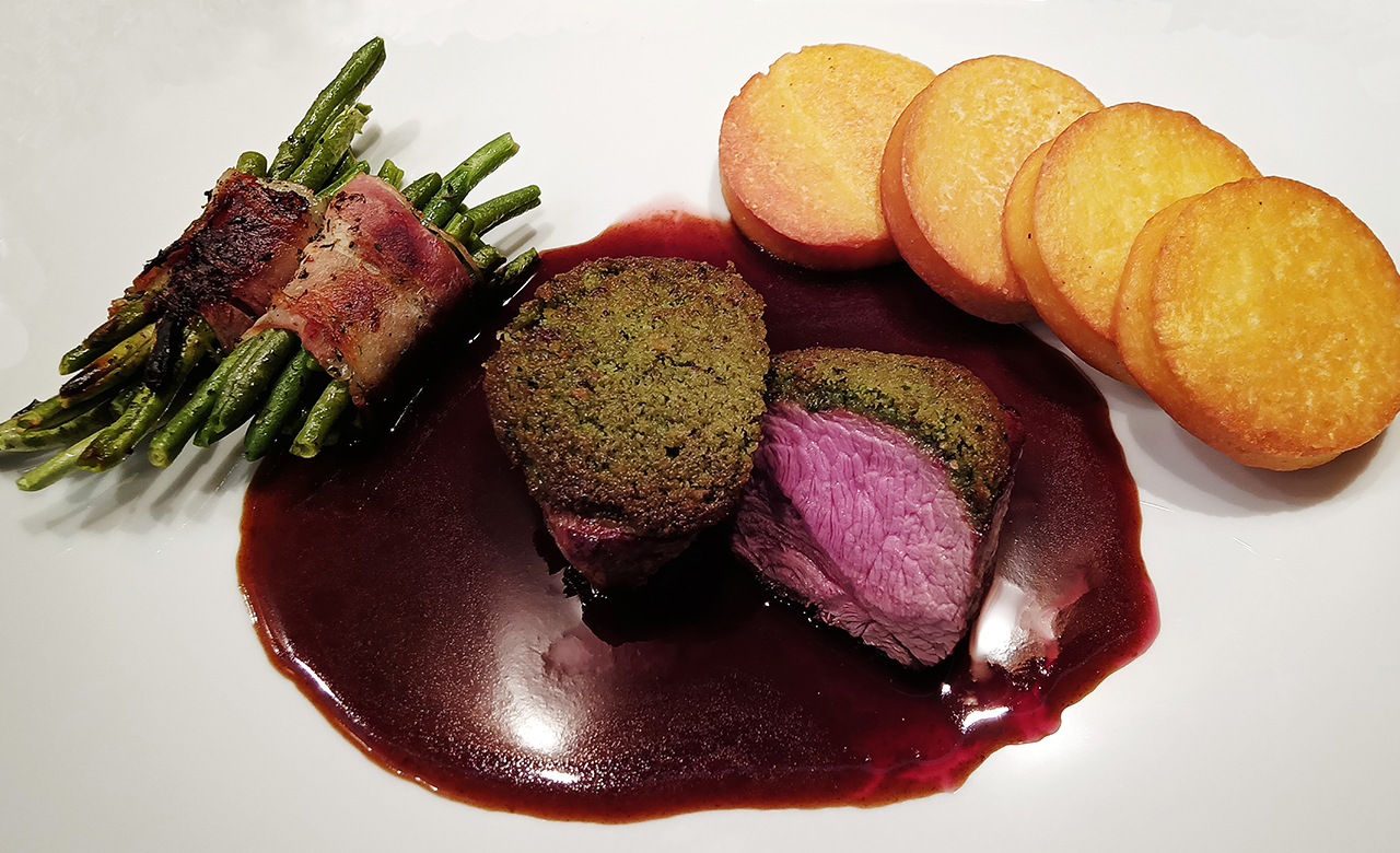 Lammhüfte unter einer Kräuterkruste